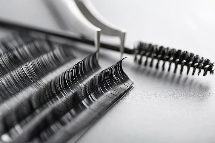Most Women Who Regularly Use Eyelash Extensions May Get Skin Mites